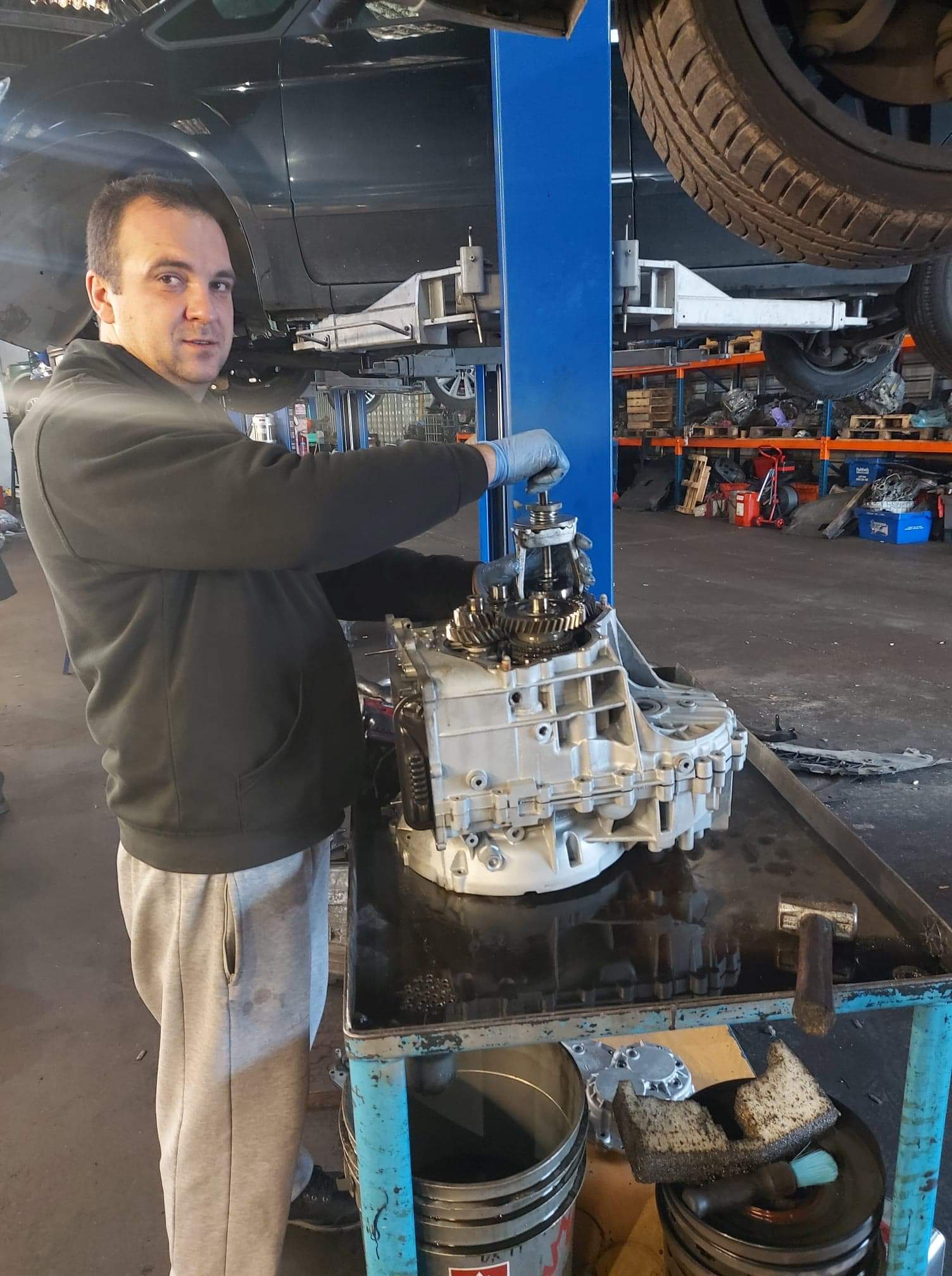 Wnętrze serwisu LR Garage